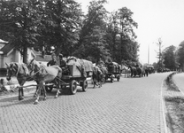 501302 Afbeelding van de terugtocht van Duitse krijgsgevangenen op paardenwagens op de Utrechtseweg bij Klein ...